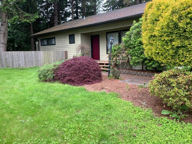 Building Photo - Newly Updated 2 Bed. 2 Bath Home on Fenced...