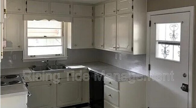 Building Photo - 924 N Martinwood Dr