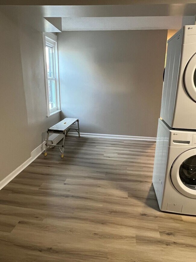 Building Photo - Newly Renovated 3 Bedroom Section 8 are We...