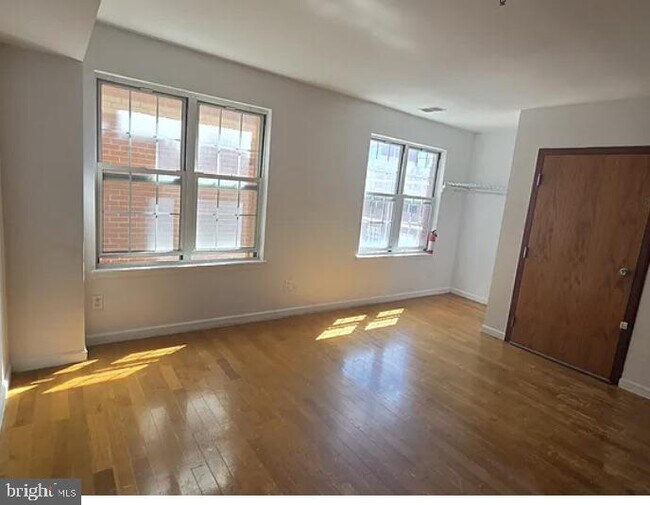 Building Photo - 455 N 12th St