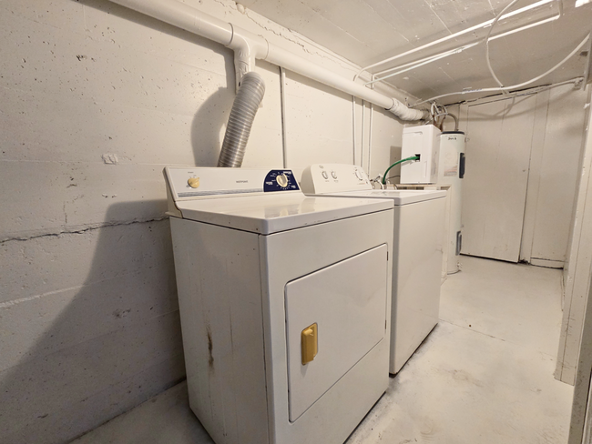 Building Photo - Newly Renovated, Clean & Bright 2 Bedroom, 1 Bathroom Apartment for Rent in Shelley - Washer/Drye...