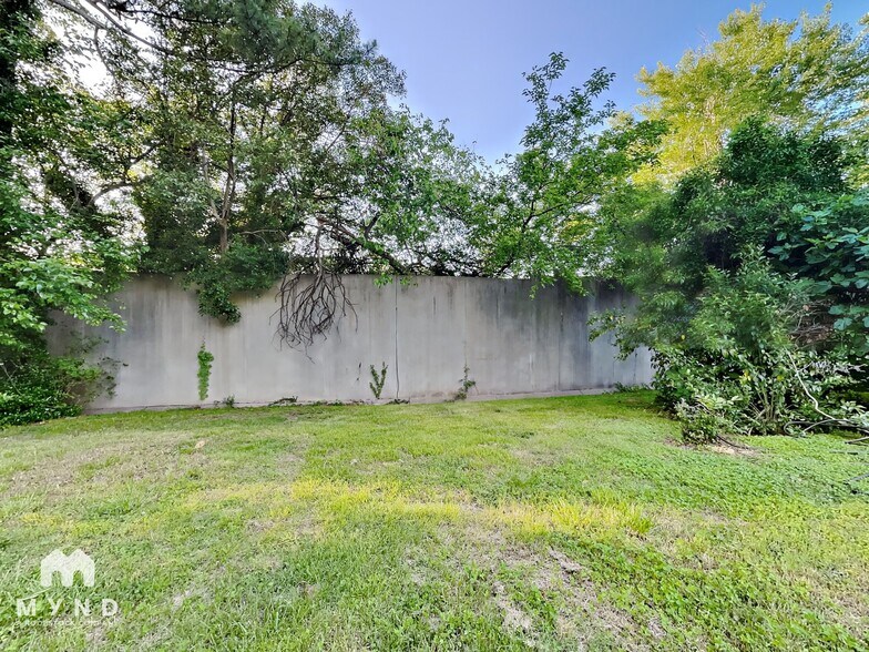 Building Photo - 741 Bunche Dr