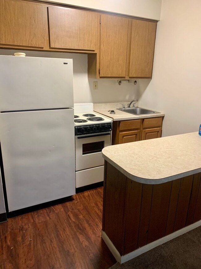 Building Photo - Moon Twp - 1 Bed 1 Bath - Tree Top Manor