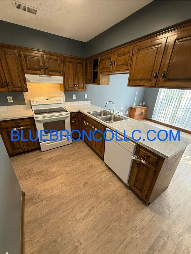 Building Photo - 1002-1006 NW Porter Ct.