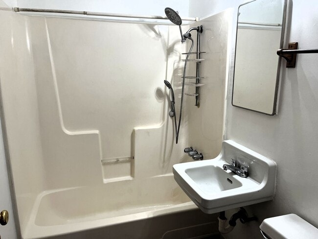 Building Photo - Pet-Friendly 2/1 Eureka Home With Large Ya...