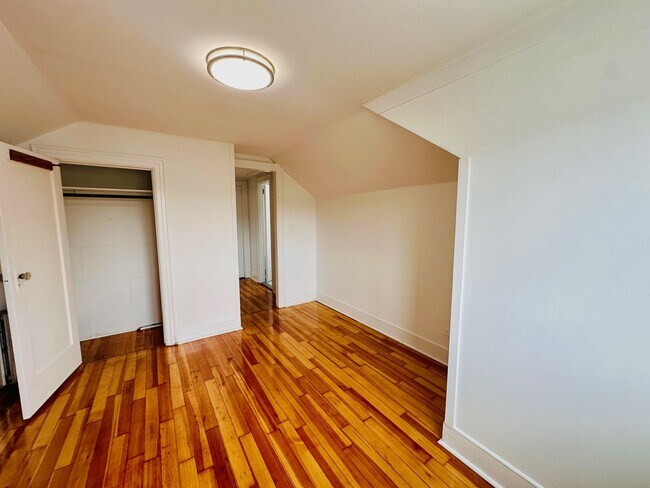 Building Photo - 25 Hillview Ave