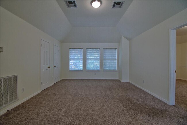 Building Photo - 2423 Falcon Dr