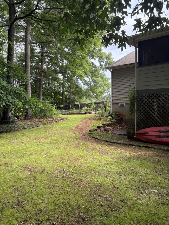 Building Photo - Large, private home in Rivercliff