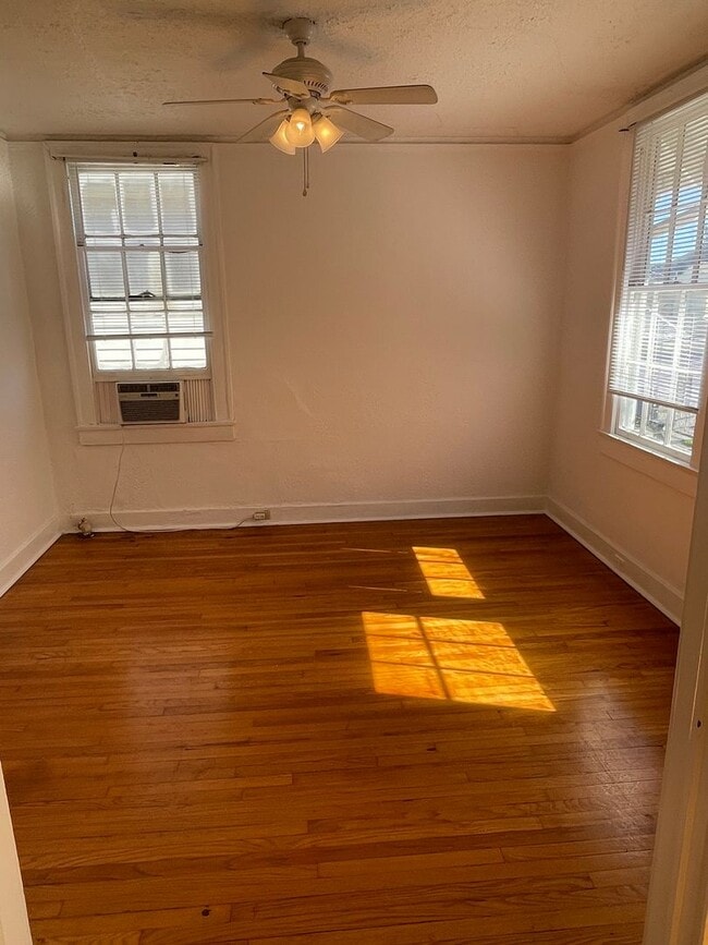 Building Photo - 1BD/1BA Corner Unit ON Napoleon Ave