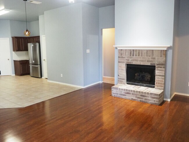 Building Photo - 3 Bed 2 Bath in Denton