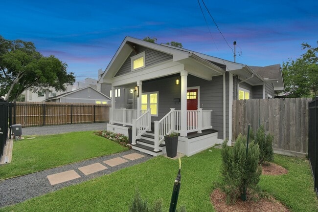 Building Photo - 318 Ennis St