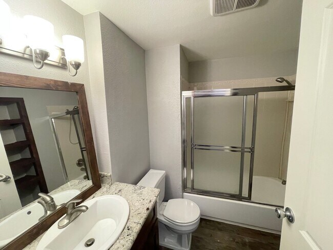 Building Photo - 2 Bed, 2 Bath Garden Condo in Kirkland!