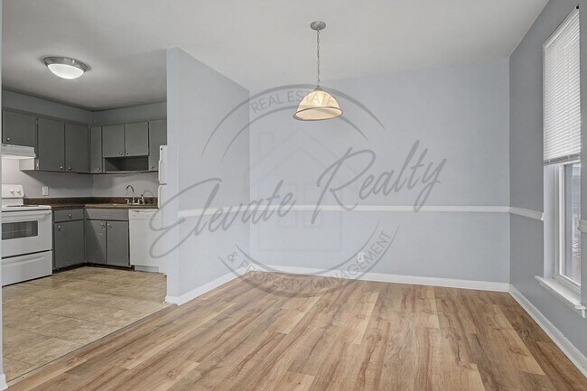 Building Photo - Two Bedroom Condo, First Floor, across from Madison Park with stackable washer/dryer!