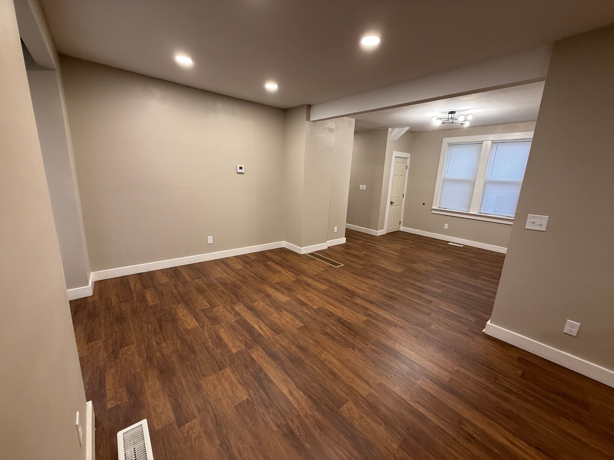 Building Photo - 810 E 8th St