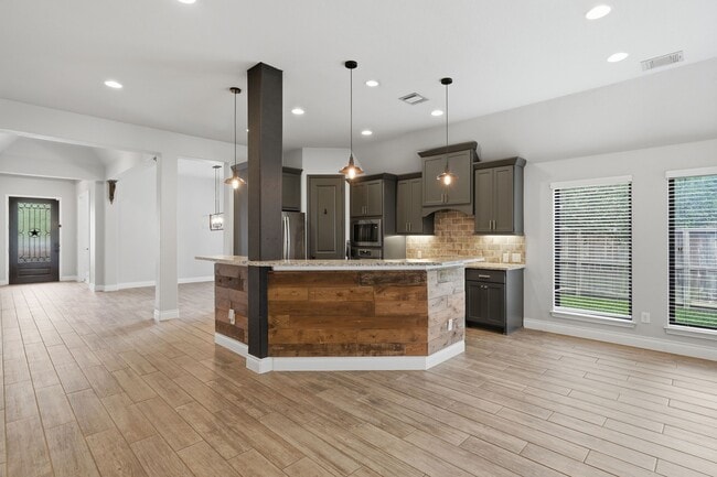 Building Photo - 103 Boarsmen Ct