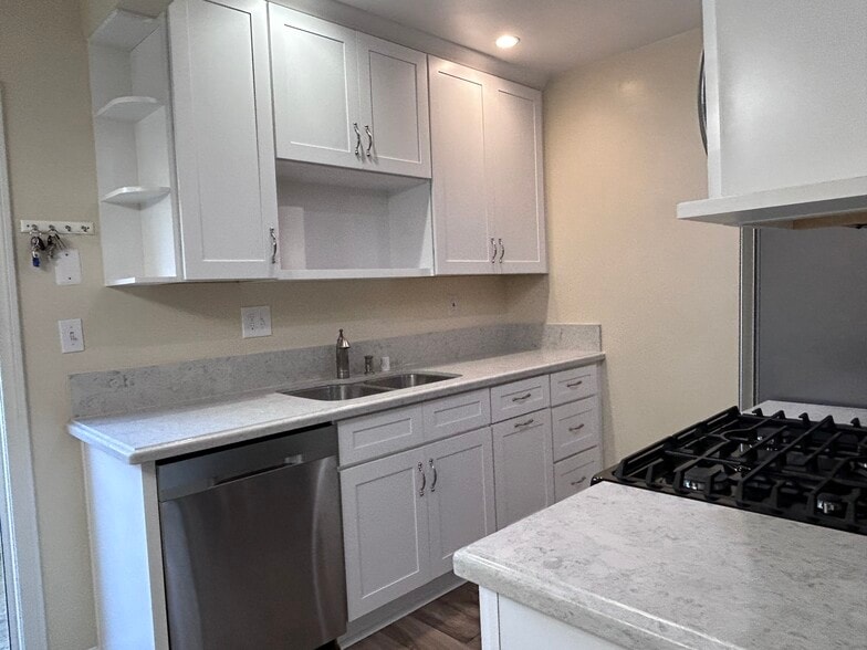 Building Photo - 975 S Idaho St