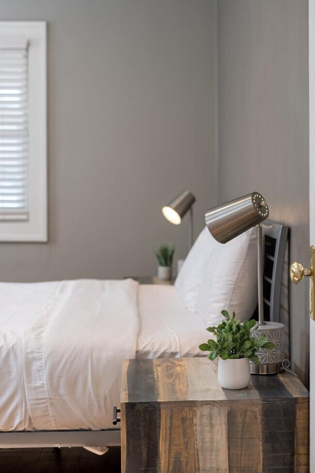 Building Photo - 722 Marquette Ave NW