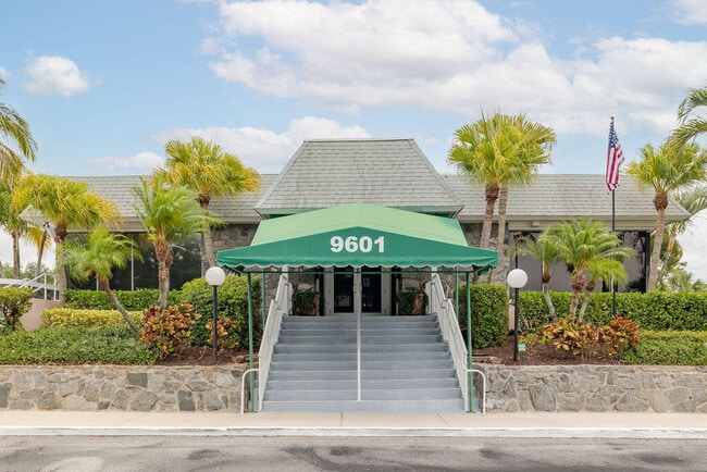 Building Photo - 18081 SE Country Club Dr