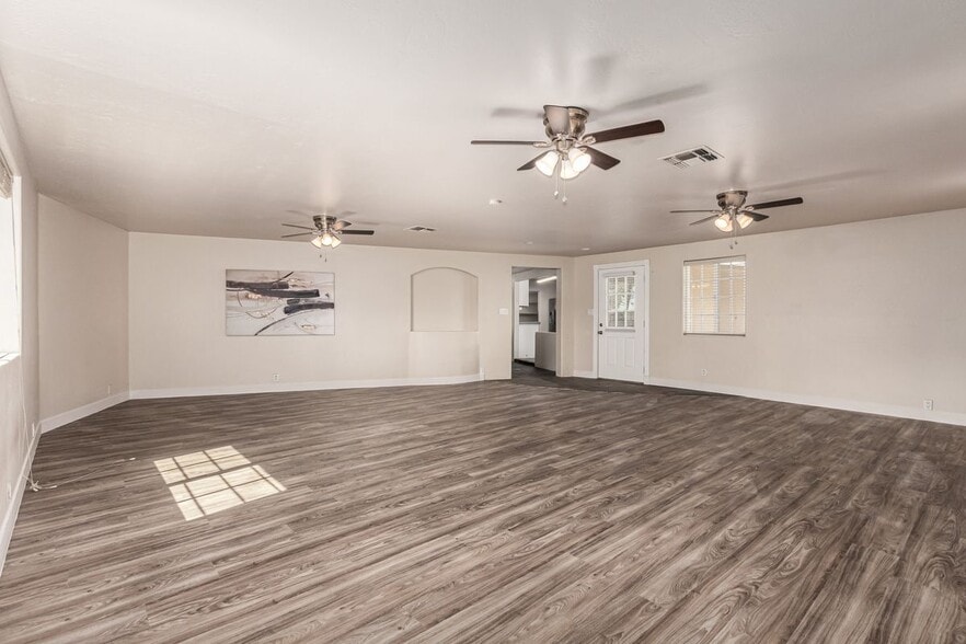 Building Photo - 809 N Gilbert Ave