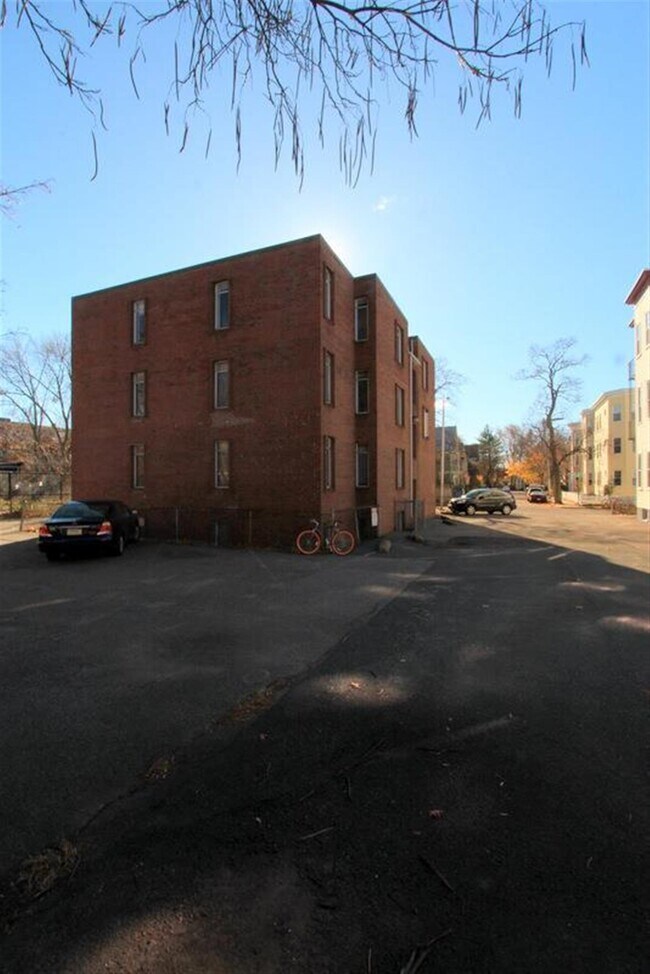 Building Photo - 524 Putnam Ave