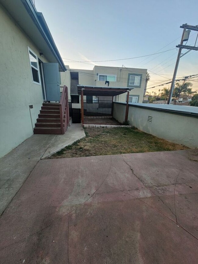 Building Photo - Spacious 2BR/1 Bath W/ Pvt Yard, in Pacifi...