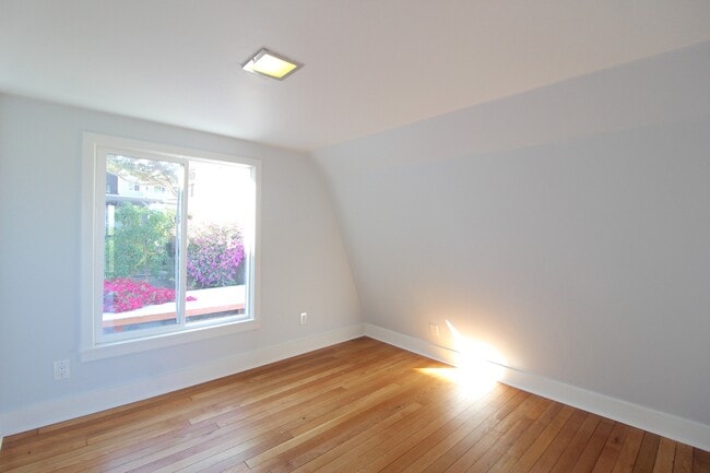 Building Photo - Dolores Heights: Sun-filled 1 Bedroom Home...