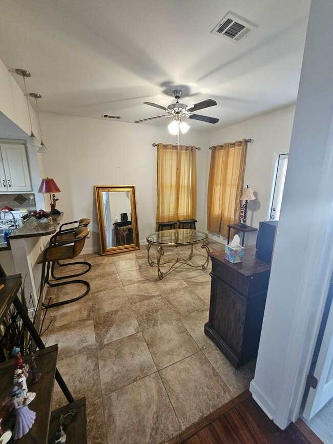 Building Photo - 3 bdrm 2.5 bath in downtown area
