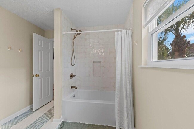 Building Photo - 169 Pompano St