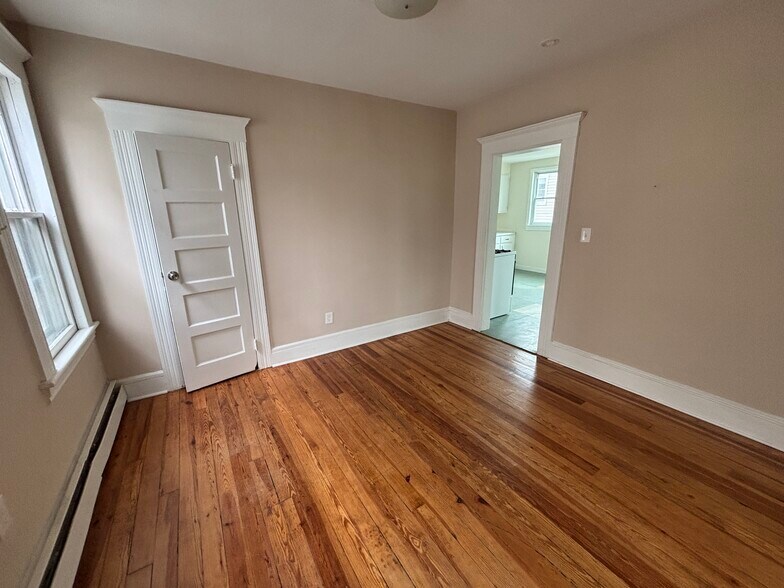 Building Photo - 182 Sheridan St