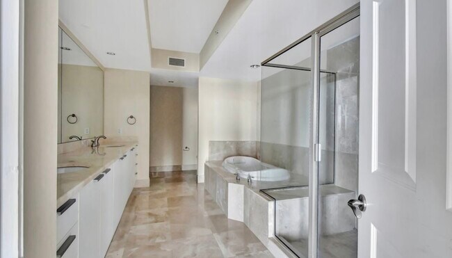 Building Photo - 241 Riverside Dr