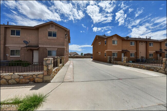 Building Photo - 3404 Blue Earth Ln