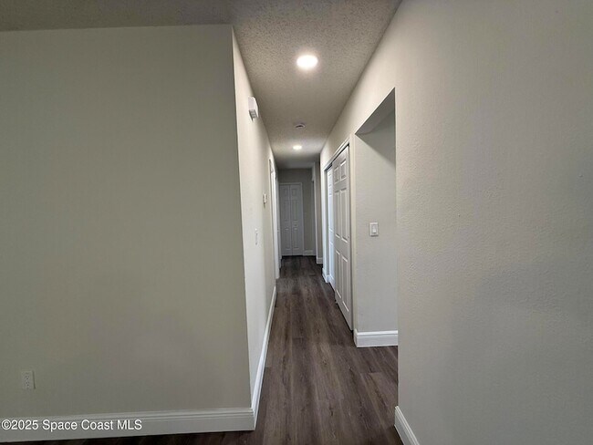 Building Photo - 889 Lamplighter Dr NW