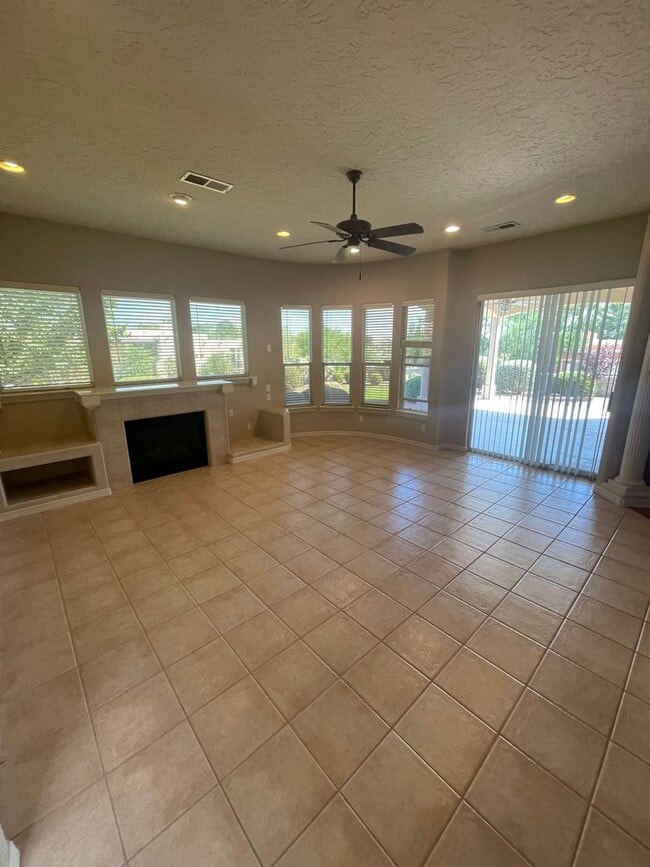 Building Photo - Gorgeous Home in Sonoma Ranch off Golf Club Rd!