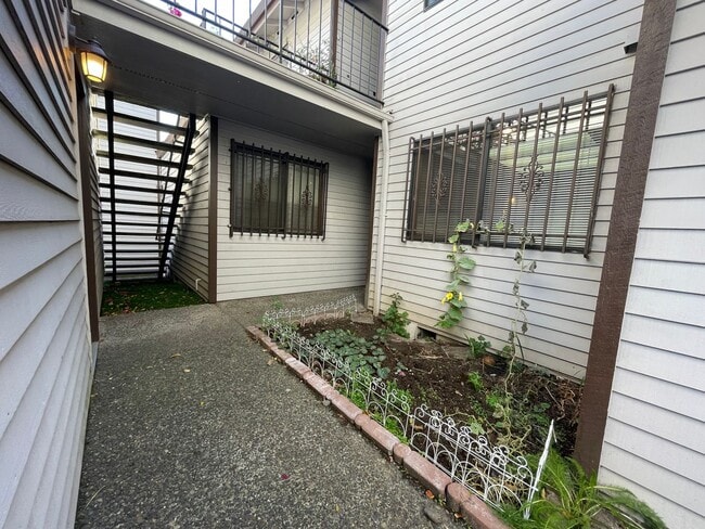 Building Photo - 2Bd/2Ba Unit Located in a Lovely Private Neighborhood in Happy Valley ~ Detached Garage, Washer &...