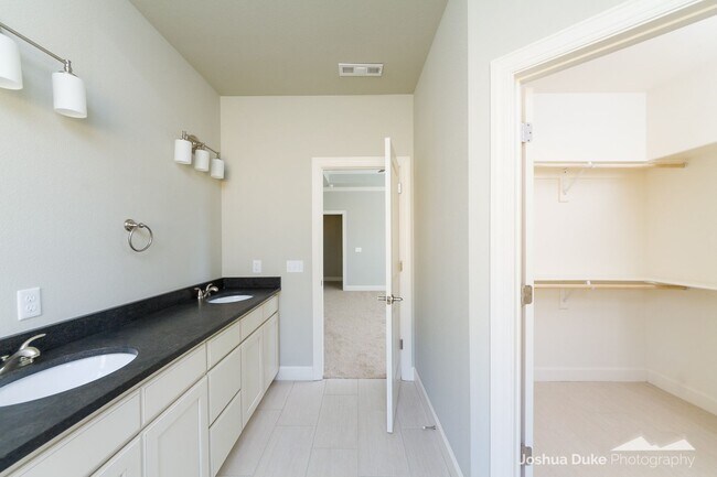 Building Photo - 3 bedroom 2 bath modern style home minutes from I-49 and Fayetteville access !!