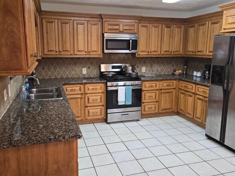 Building Photo - 404 Crescent Dr