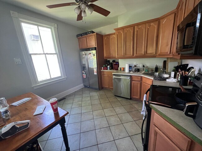 Building Photo - Gorgeous 3 bdrm/2.5 bath newly renovated h...