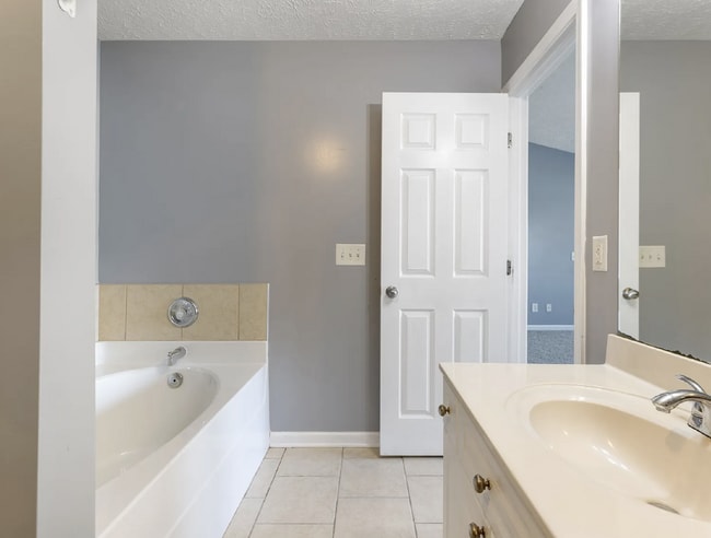 Building Photo - Renovated End-Unit Townhome with Spacious Primary Suite