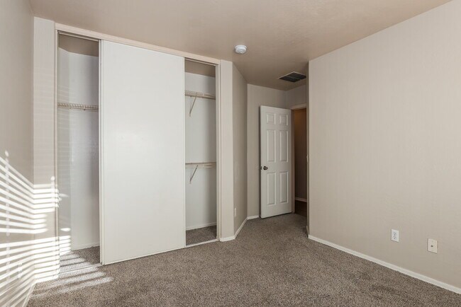 Building Photo - 4090 E Silverbell Rd