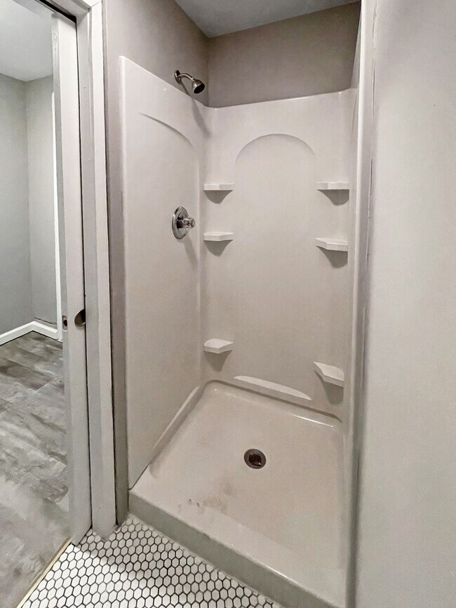 Building Photo - Fully Remodeled 4 Bed 2 Bath Home