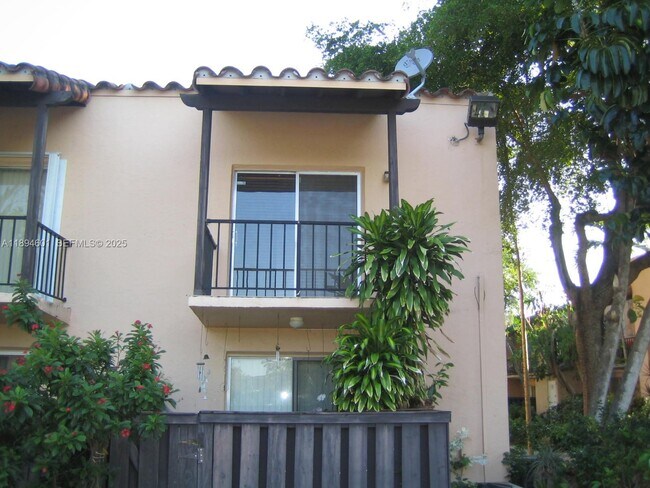 Building Photo - 10824 N Kendall Dr