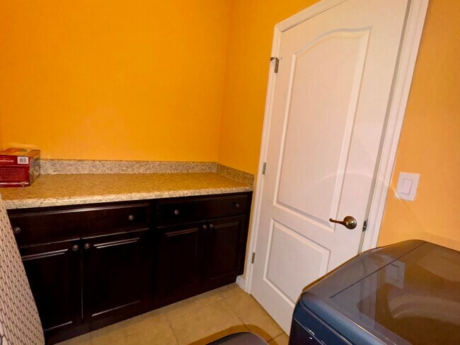 Building Photo - 520 SW Dailey Ave