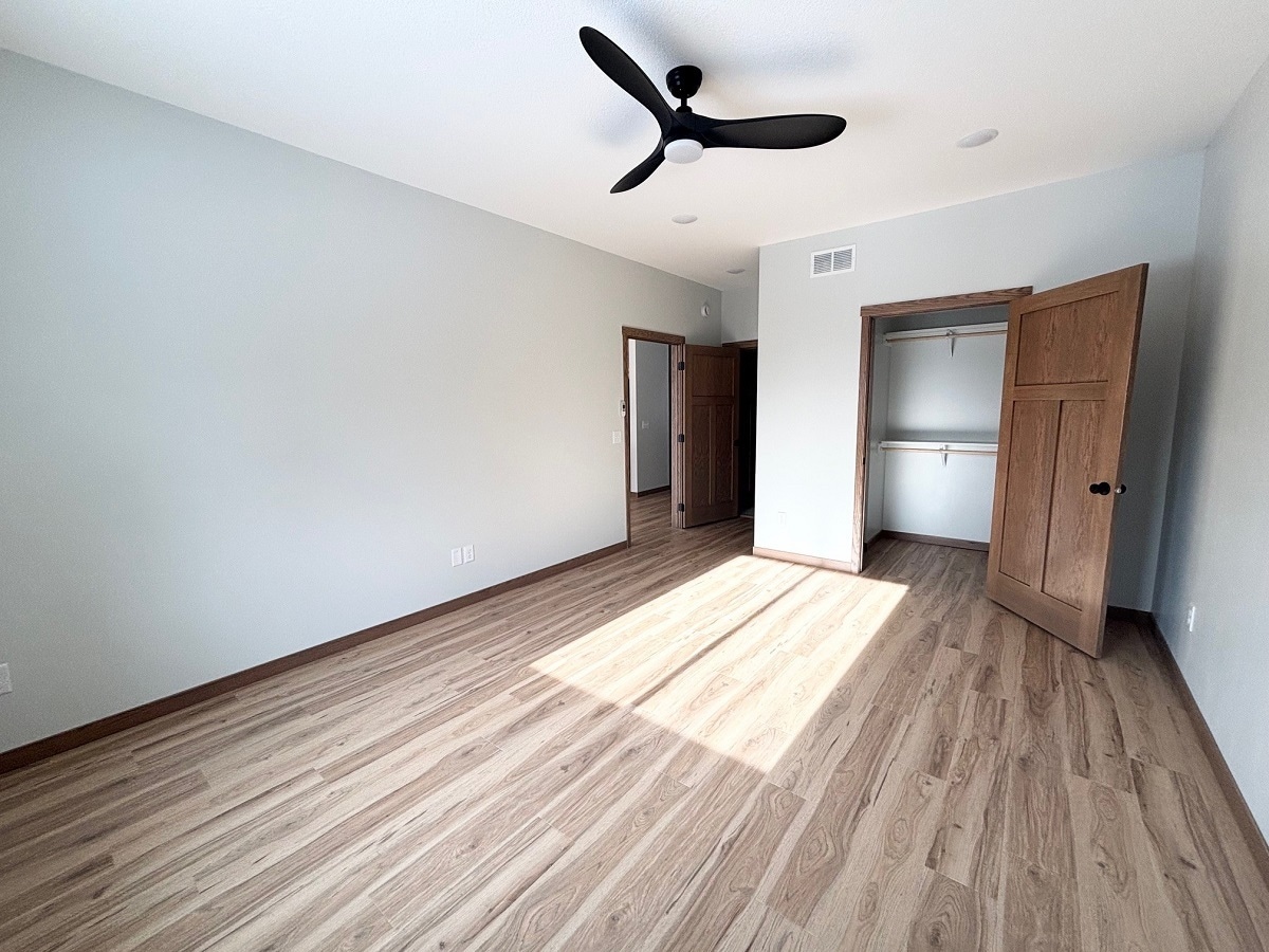 Building Photo - 577 Main St W