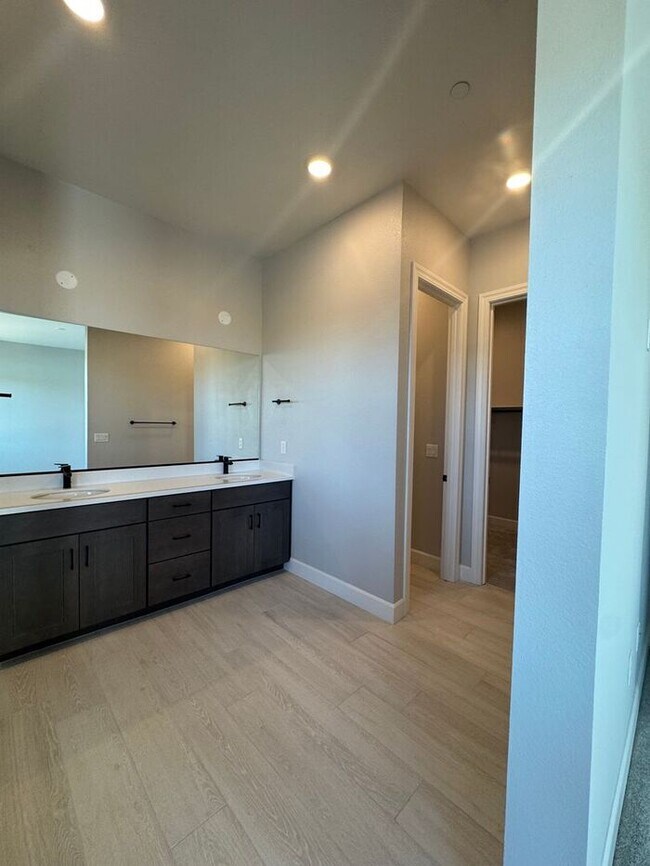 Building Photo - 1521 Golf Club Dr