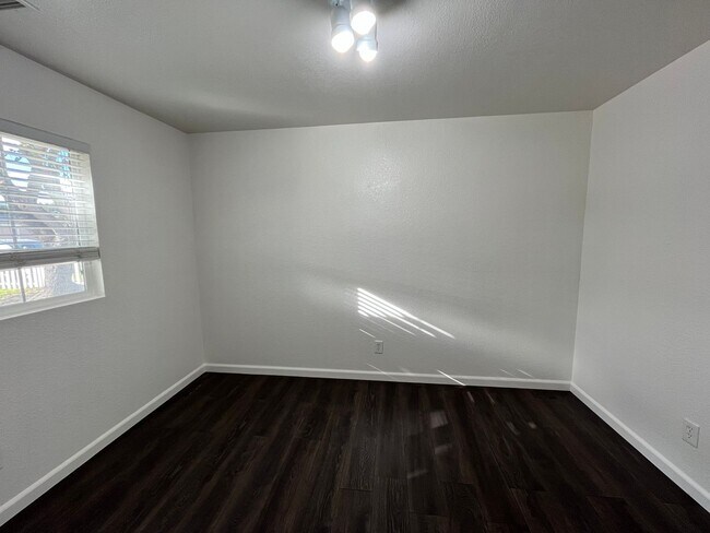 Building Photo - Country Property - ALL UTILITIES INCLUDED