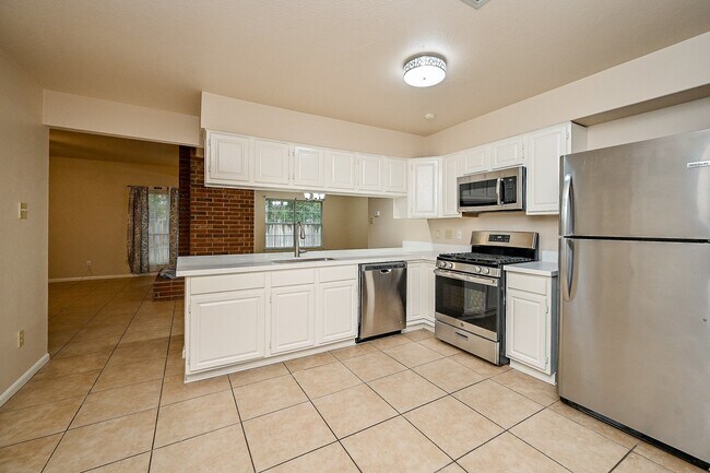 Building Photo - 72 Laughing Brook Ct