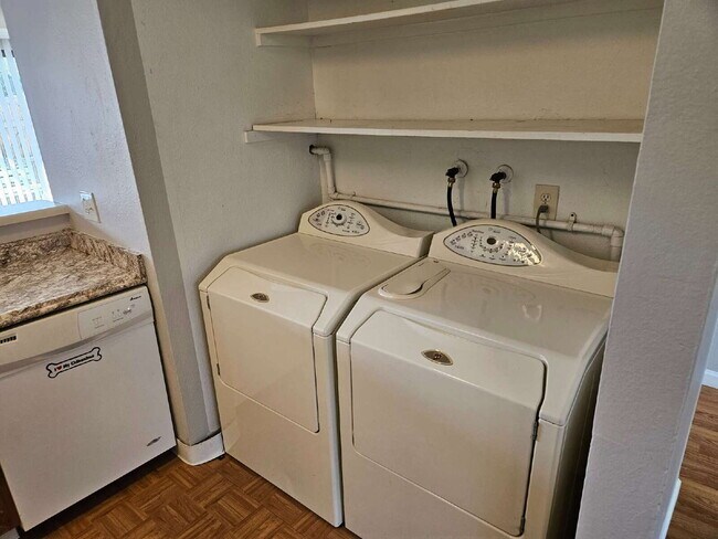 Building Photo - Spacious 3 Bedroom End Unit Townhome Close To Everything!