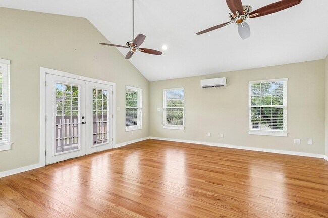 Building Photo - 4315 Bellvue Ave