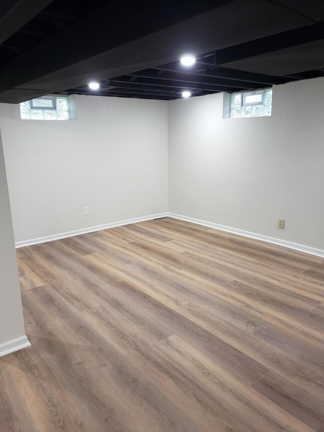 Building Photo - 1053 Pine Tree Dr