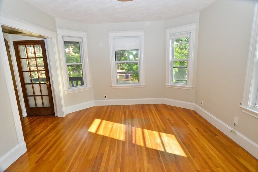 Building Photo - 89 Rockview St